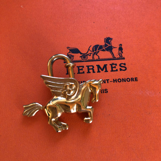 Hermes(エルメス)のエルメス カデナ ペガサス ゴールド パドロック 南京錠 キー 金色 ハンドメイドのファッション小物(バッグチャーム)の商品写真