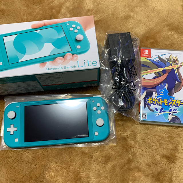 Nintendo Switch(ニンテンドースイッチ)のSwitch lite 2台 ポケモン ソード シールド セット 美品 エンタメ/ホビーのゲームソフト/ゲーム機本体(携帯用ゲーム機本体)の商品写真