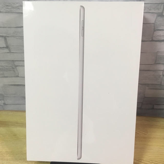 Apple(アップル)のiPad 2019年秋モデル　シルバー スマホ/家電/カメラのPC/タブレット(タブレット)の商品写真