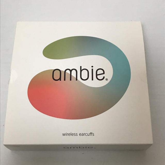 ambie wireless earcuffs ワイヤレスイヤーカフ 黒 スマホ/家電/カメラのオーディオ機器(ヘッドフォン/イヤフォン)の商品写真