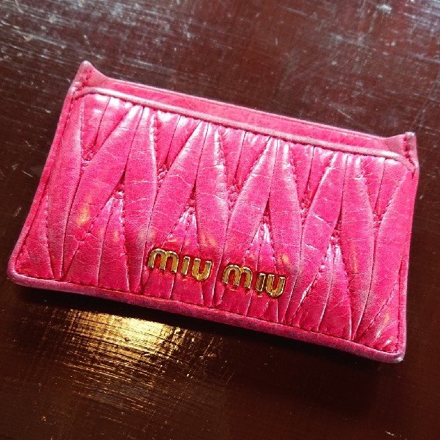 miumiu(ミュウミュウ)のmiumiu 中古 パスケース カードケース レディースのファッション小物(パスケース/IDカードホルダー)の商品写真