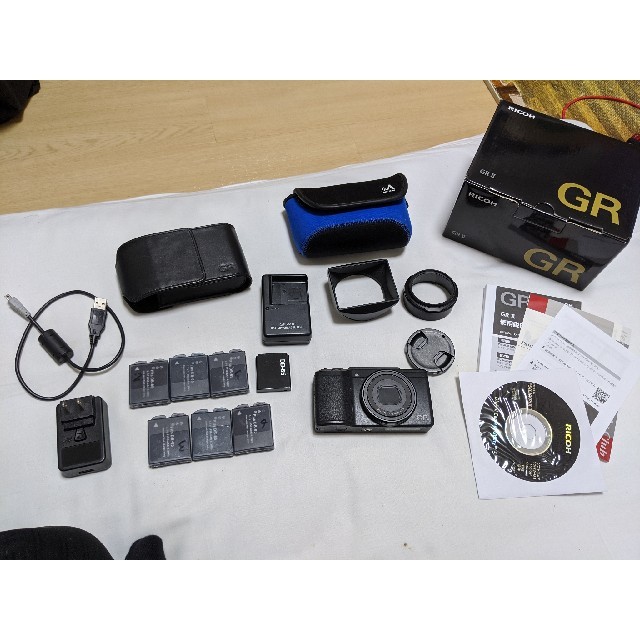 RICOH(リコー)のRicoh GR 2 中古（美品）フード・ケースなどのおまけ付き スマホ/家電/カメラのカメラ(コンパクトデジタルカメラ)の商品写真