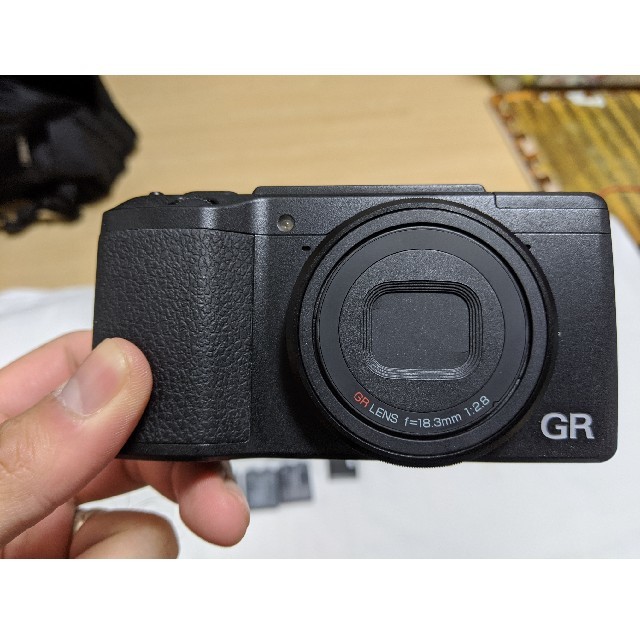 RICOH(リコー)のRicoh GR 2 中古（美品）フード・ケースなどのおまけ付き スマホ/家電/カメラのカメラ(コンパクトデジタルカメラ)の商品写真