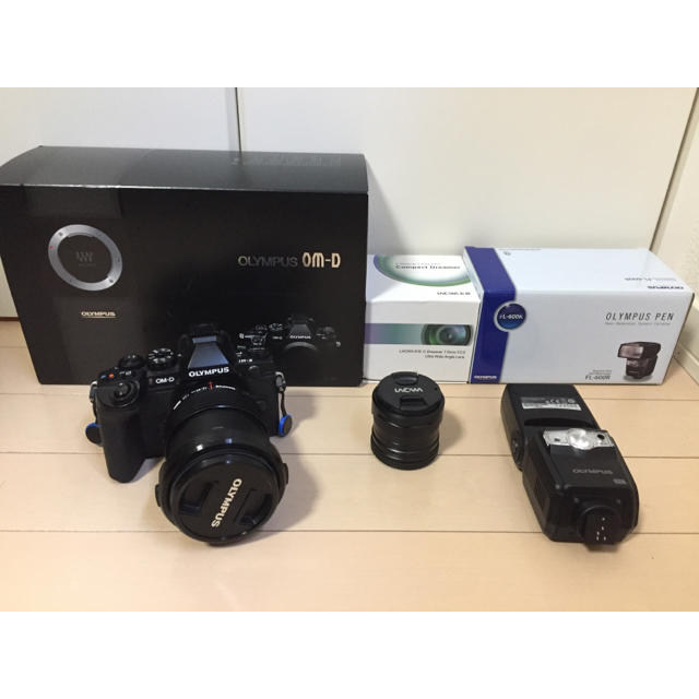 OLYMPUS(オリンパス)のOLYMPUS OMD EM1 12-40 pro レンズストロボセット スマホ/家電/カメラのカメラ(ミラーレス一眼)の商品写真