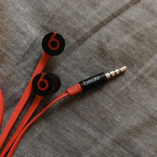 ビーツバイドクタードレ(Beats by Dr Dre)のBeats urbeats ブラックレッド イヤホン(ヘッドフォン/イヤフォン)