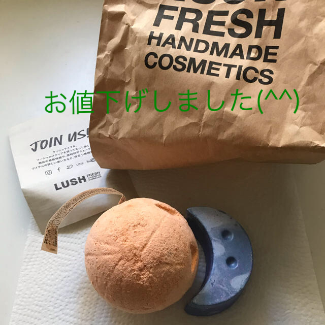 LUSH(ラッシュ)のLUSH ラッシュ　バスボム　ボディパウダーのセット コスメ/美容のボディケア(バスグッズ)の商品写真