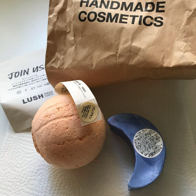 LUSH(ラッシュ)のLUSH ラッシュ　バスボム　ボディパウダーのセット コスメ/美容のボディケア(バスグッズ)の商品写真