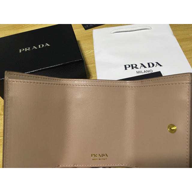 PRADA(プラダ)のプラダ　ミニ財布　新品未使用　ベージュ レディースのファッション小物(財布)の商品写真