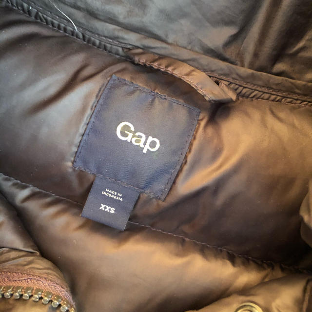 GAP(ギャップ)のGAP ダウンベスト　茶色　XXS レディースのジャケット/アウター(ダウンベスト)の商品写真