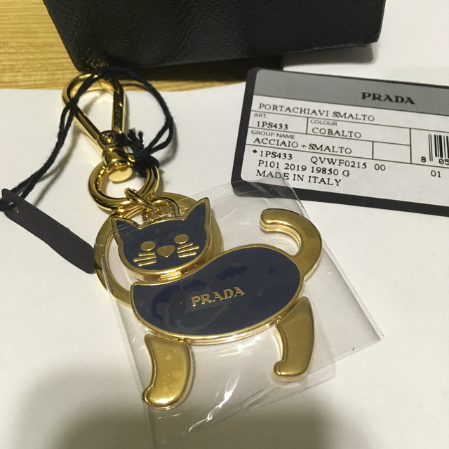 PRADA(プラダ)のプラダ　キーチャーム  猫　新品未使用 レディースのファッション小物(キーホルダー)の商品写真