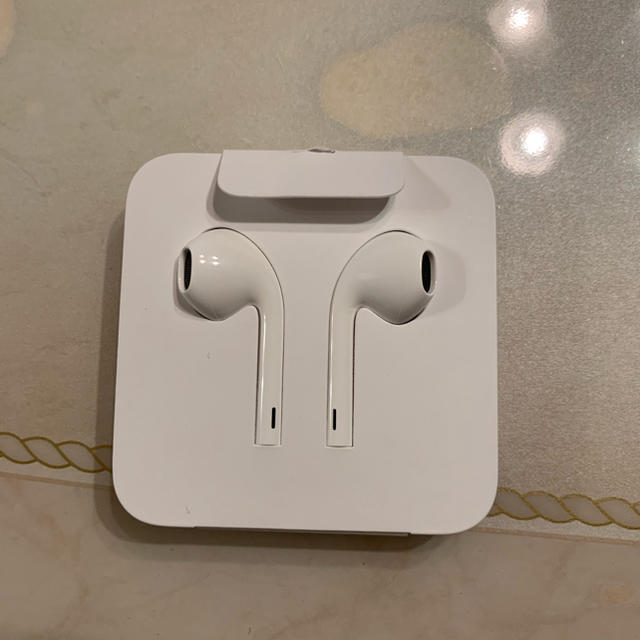 Apple(アップル)のEarPods(Lightningコネクタ)＋純正充電器セット スマホ/家電/カメラのオーディオ機器(ヘッドフォン/イヤフォン)の商品写真