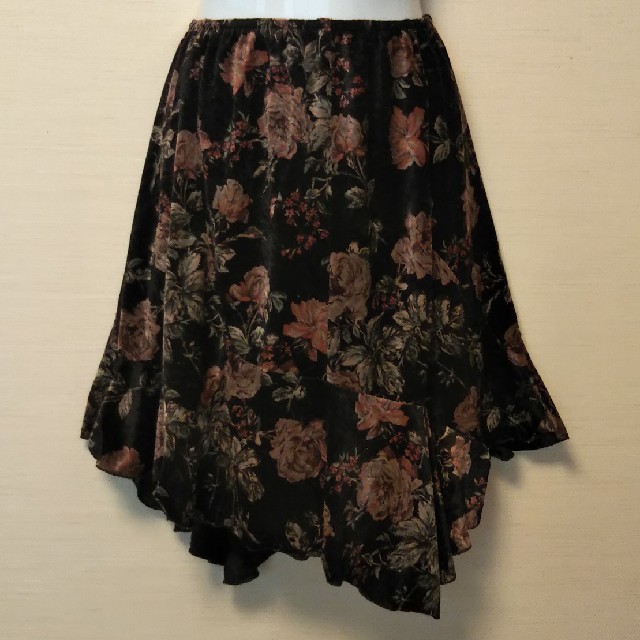 L'EST ROSE(レストローズ)のレストローズ スカート 膝丈 秋冬物 美品 ビロード調生地 レディースのスカート(ひざ丈スカート)の商品写真