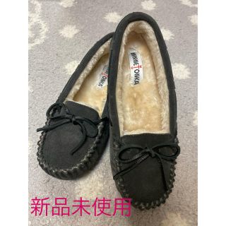 ミネトンカ(Minnetonka)の【新品未使用】ミネトンカ　チャコール　ボア　ファー(スリッポン/モカシン)