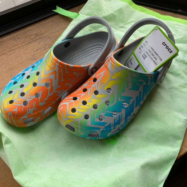 crocs(クロックス)のcrocs  classic graphic clog メンズの靴/シューズ(サンダル)の商品写真