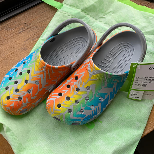 crocs(クロックス)のcrocs  classic graphic clog メンズの靴/シューズ(サンダル)の商品写真