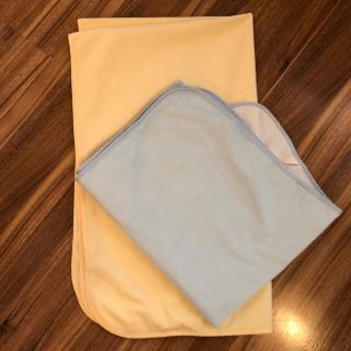 ニシマツヤ(西松屋)の★専用★防水シーツ 2枚　無地（70×120ｃｍベッド用）　ベビーベッド(シーツ/カバー)