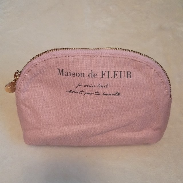 Maison de FLEUR(メゾンドフルール)の【新品】Maison de FLEUR・キャンバスラウンドポーチ レディースのファッション小物(ポーチ)の商品写真