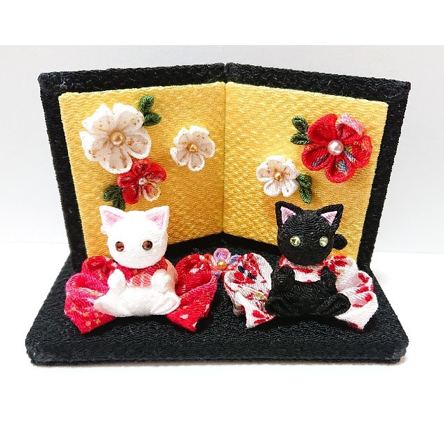 白猫と黒猫のお正月飾り(小) ハンドメイドのインテリア/家具(インテリア雑貨)の商品写真