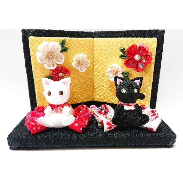 白猫と黒猫のお正月飾り(小) ハンドメイドのインテリア/家具(インテリア雑貨)の商品写真