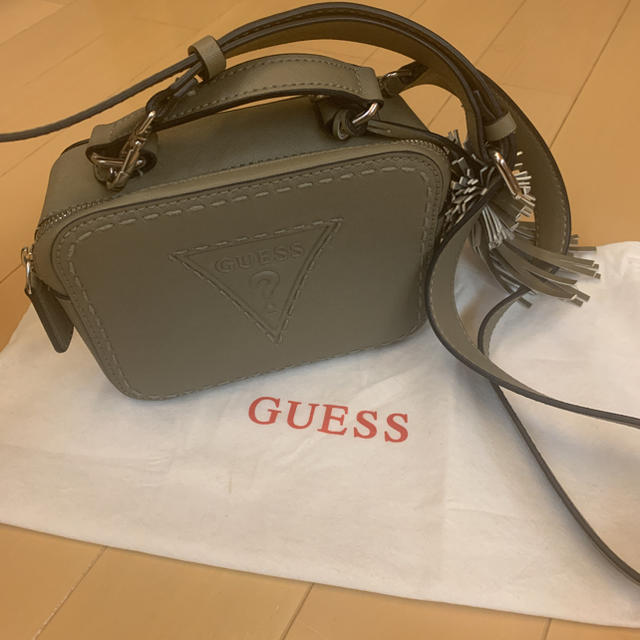 GUESS(ゲス)のゲス　ショルダーバッグ　グレー　カーキ  フリンジ　カメラバッグ レディースのバッグ(ショルダーバッグ)の商品写真