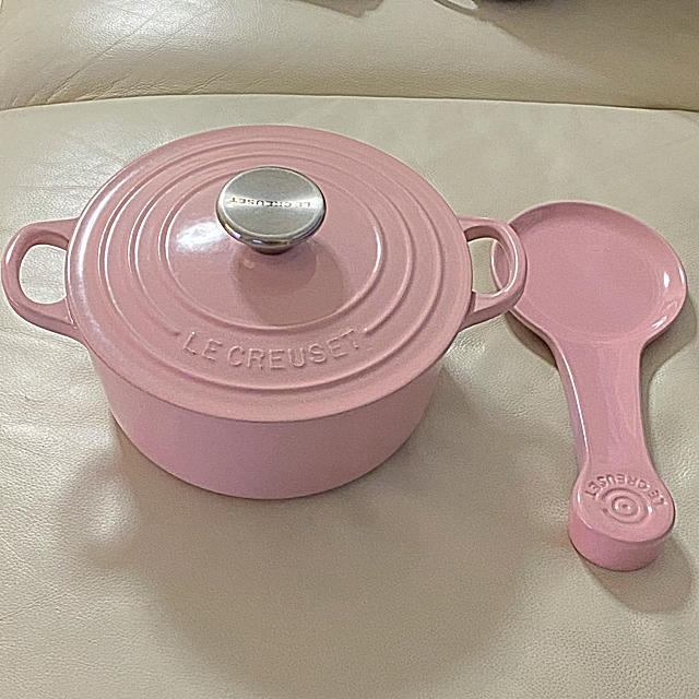 LE CREUSET(ルクルーゼ)のル・クルーゼ　ココットロンド　スプーンレスト付き インテリア/住まい/日用品のキッチン/食器(鍋/フライパン)の商品写真