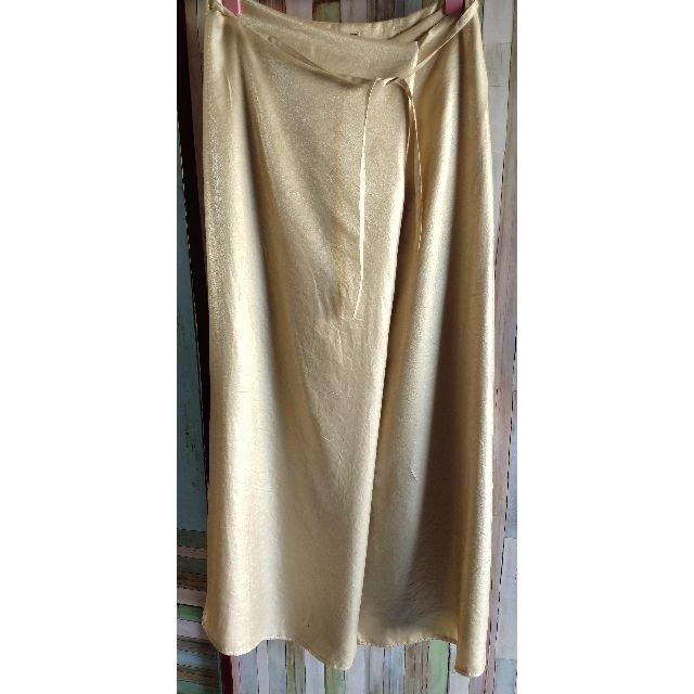 ラップ風　ゴールドロングスカート レディースのスカート(ロングスカート)の商品写真