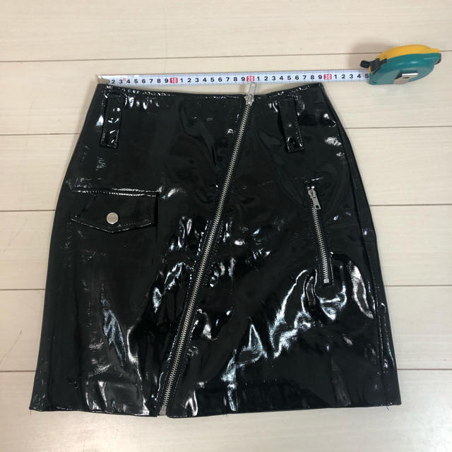 H&M(エイチアンドエム)のH&M エナメルスカート　黒　光沢　テカテカ レディースのスカート(ミニスカート)の商品写真