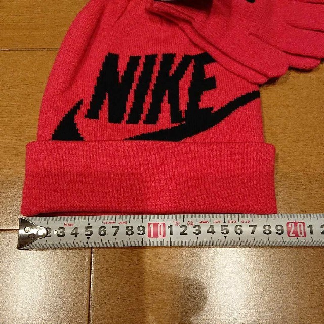 NIKE(ナイキ)のあちゃみ様専用です。NIKE ポンポン付きニット帽、手袋セット  キッズ/ベビー/マタニティのこども用ファッション小物(帽子)の商品写真