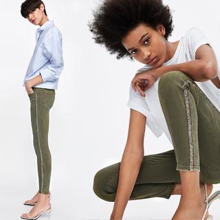 ザラ(ZARA)のZARA BASIC ビジューサイドテープ スキニーパンツ 34 カーキ系 ザラ(デニム/ジーンズ)