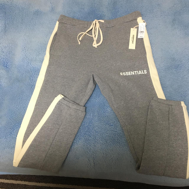 新品 サイズＬ essentials sweat pants