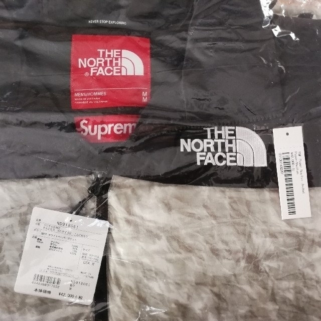 Supreme(シュプリーム)の送込M Supreme TNF Paper Print Nuptse Jkt メンズのジャケット/アウター(ダウンジャケット)の商品写真