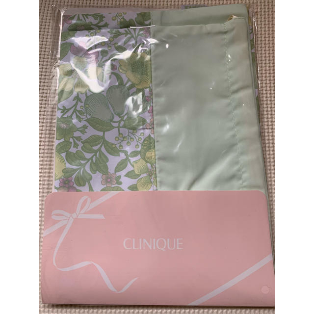 CLINIQUE(クリニーク)の巾着ポーチ　2枚セット レディースのファッション小物(ポーチ)の商品写真