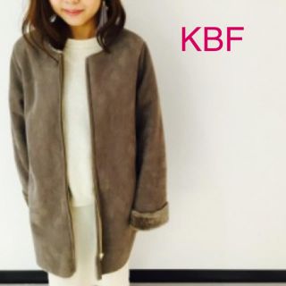 ケービーエフ(KBF)のKBF ノーカラーフェイクムートンコート【美品】(ムートンコート)