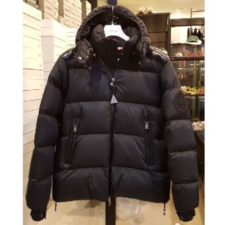 2 MONCLER 1952 GENIUS BERNIER | angeloawards.com