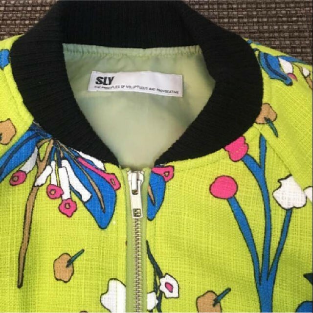 SLY(スライ)の値下げ美品　花柄ブルゾン レディースのジャケット/アウター(ブルゾン)の商品写真