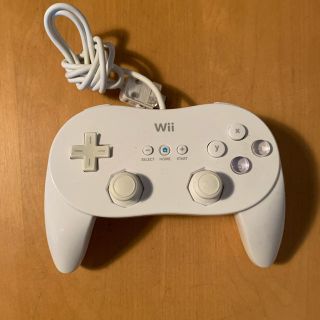 ウィー(Wii)のクラシックコントローラー黒白セット(家庭用ゲーム機本体)