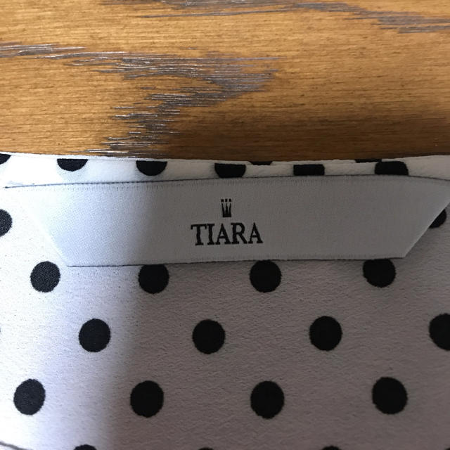 tiara(ティアラ)のティアラドットブラウス レディースのトップス(シャツ/ブラウス(長袖/七分))の商品写真