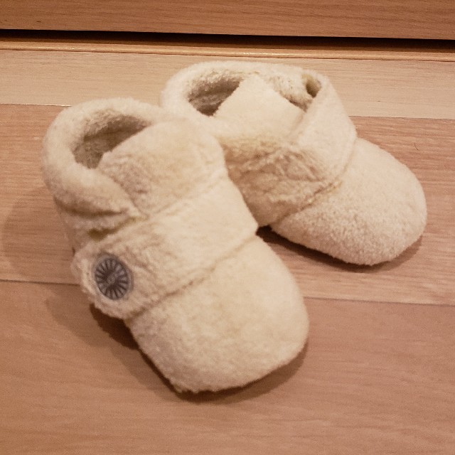 UGG(アグ)のUGG ベビーシューズ キッズ/ベビー/マタニティのベビー靴/シューズ(~14cm)(ブーツ)の商品写真