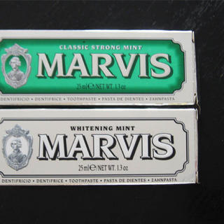 マービス(MARVIS)のMARVIS マービス / ホワイトとミント（グリーン）25ml x 2(歯磨き粉)