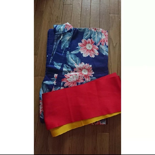 浴衣 レディース 紺地 赤花柄 赤＆黄色リバーシブル帯 セット レディースの水着/浴衣(浴衣)の商品写真
