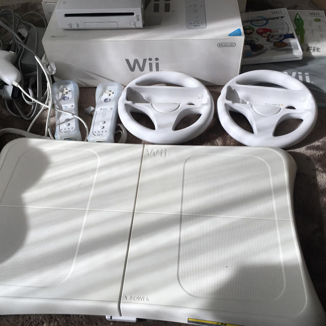 任天堂　Wii本体とマリオカートセットなど