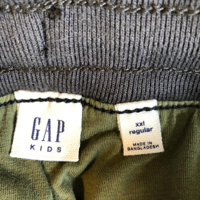 GAP Kids(ギャップキッズ)のGAP kids カモフラカーゴパンツ160 キッズ/ベビー/マタニティのキッズ服男の子用(90cm~)(パンツ/スパッツ)の商品写真