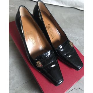 サルヴァトーレフェラガモ(Salvatore Ferragamo)の【美品】サルバトーレフェラガモ ローファー パンプス　エナメル 黒 5D  (ハイヒール/パンプス)