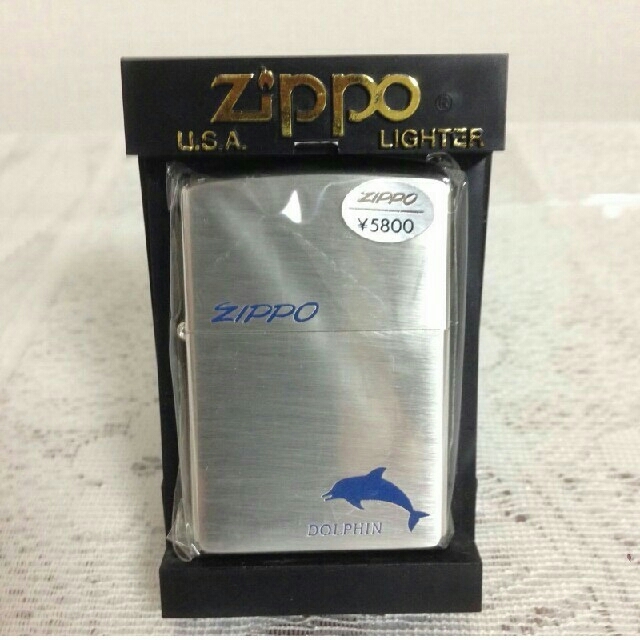 ZIPPO(ジッポー)のZippoライター　スタンド付き。全国どこに送っても送料無料でお届けします。 メンズのファッション小物(タバコグッズ)の商品写真