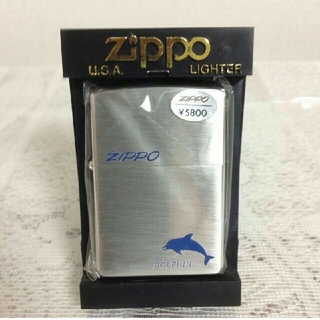 ジッポー(ZIPPO)のZippoライター　スタンド付き。全国どこに送っても送料無料でお届けします。(タバコグッズ)