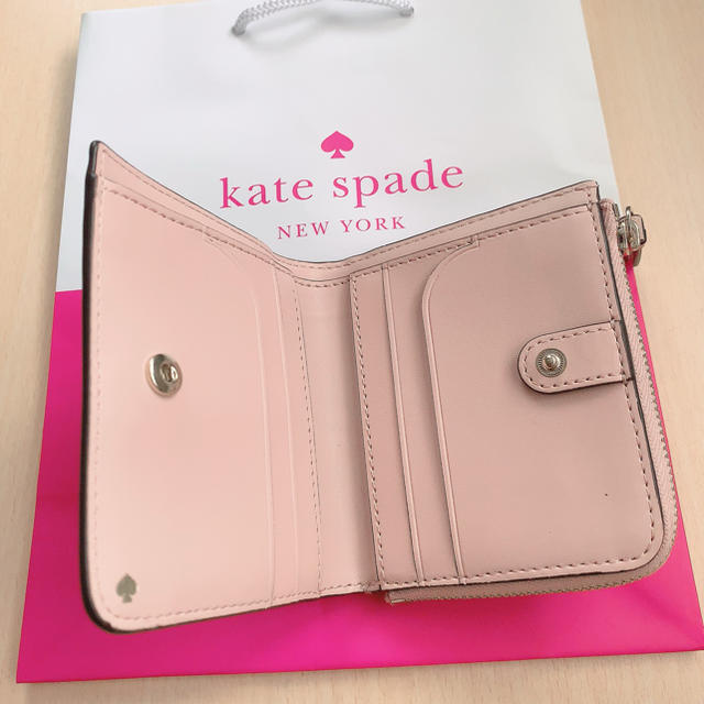 kate spade new york(ケイトスペードニューヨーク)の【新品】最新作★ ケイトスペード 二つ折り財布　ピンク　レッド レディースのファッション小物(財布)の商品写真