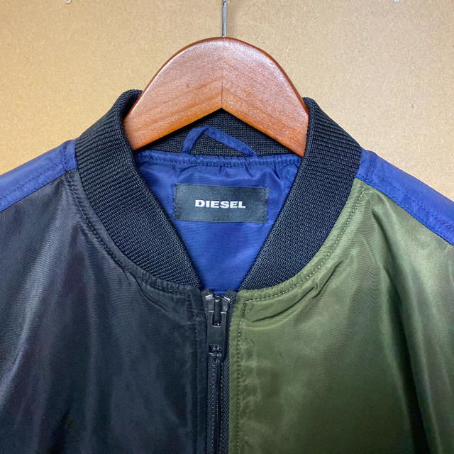 DIESEL(ディーゼル)の【新品】DIESEL アシンメトリー 中綿MA-1 ブルゾン Lサイズ メンズのジャケット/アウター(フライトジャケット)の商品写真