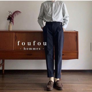 コモリ(COMOLI)のfoufou アジャストストレートパンツ(スラックス)