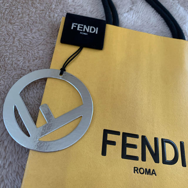 FENDI(フェンディ)のフェンディーショッパー《マグネット・紙製チャーム付き》 レディースのバッグ(ショップ袋)の商品写真