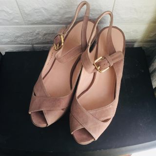 スチュワートワイツマン(Stuart Weitzman)のスチュアートワイツマン　美品 7万円 キャサリン妃御用達 ベージュサンダル (サンダル)